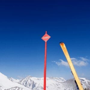Panneau de balisage pour un itinéraire de ski de randonnée dans le Queyras, au cœur des paysages sauvages des Hautes-Alpes.